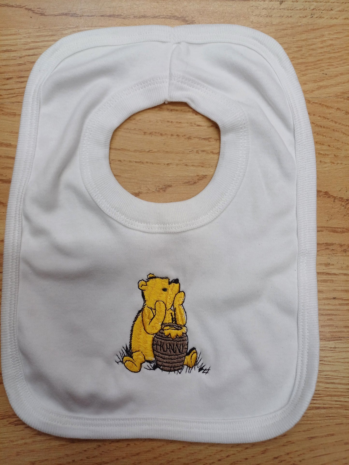 Baby Boys or girls 100% soft cotton bib and comes with a knitted hat embroidered with honey bear size newborn
