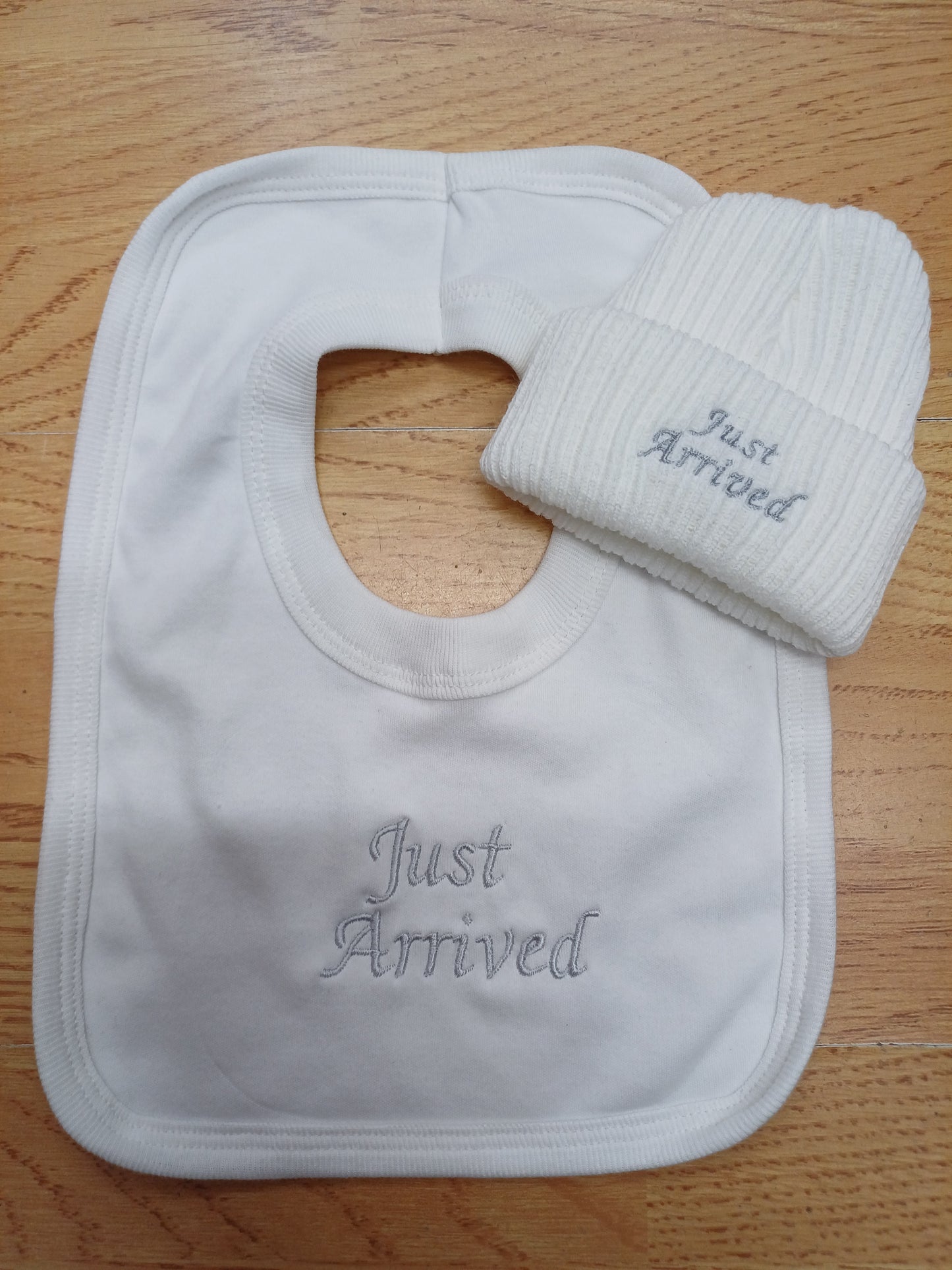 Babys unisex cotton bib and knitted beanie hat set embroidered with hello world or just arrived size newborn