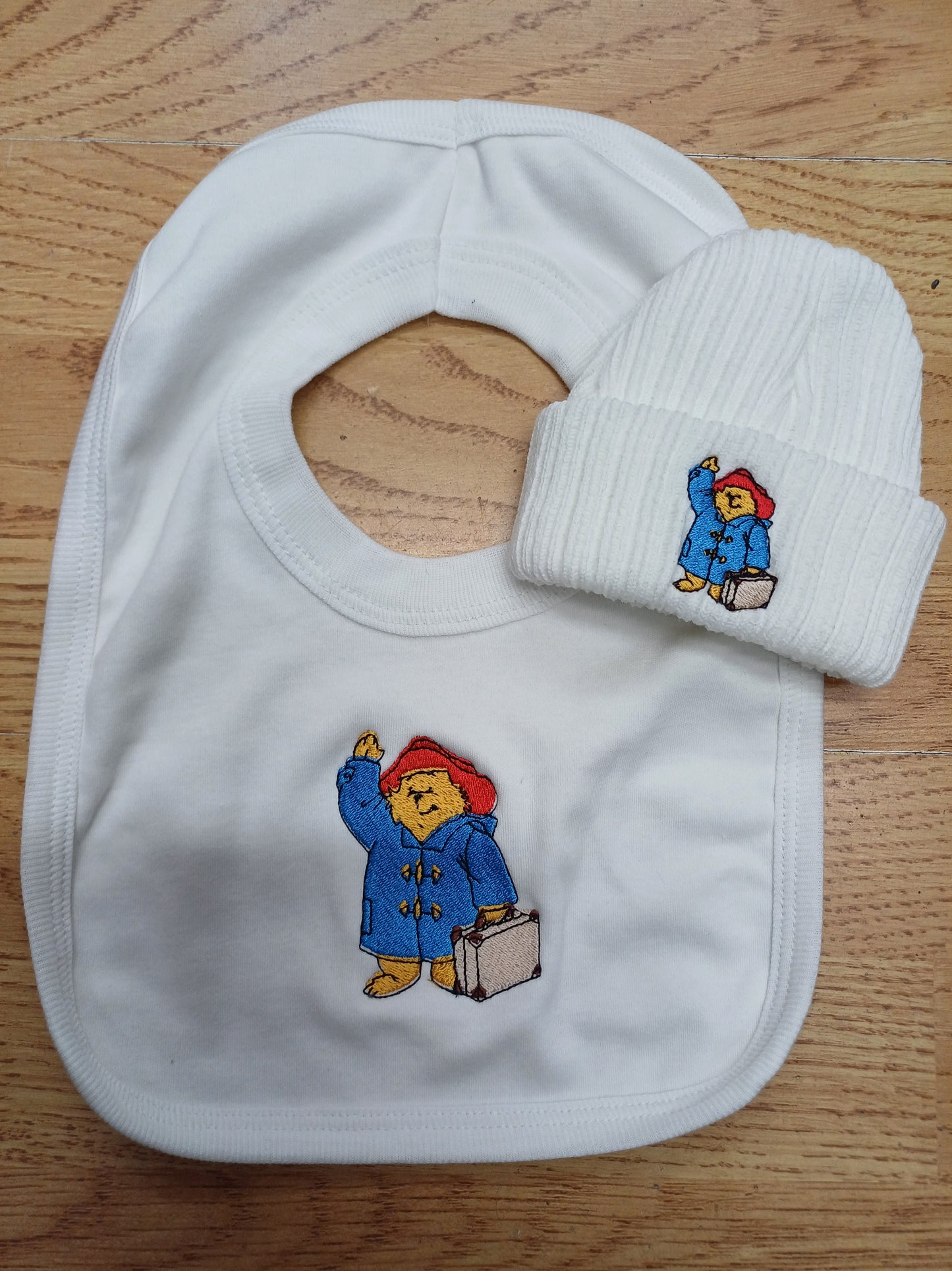 Babys bib and knitted beanie hat set embroidered with bear design