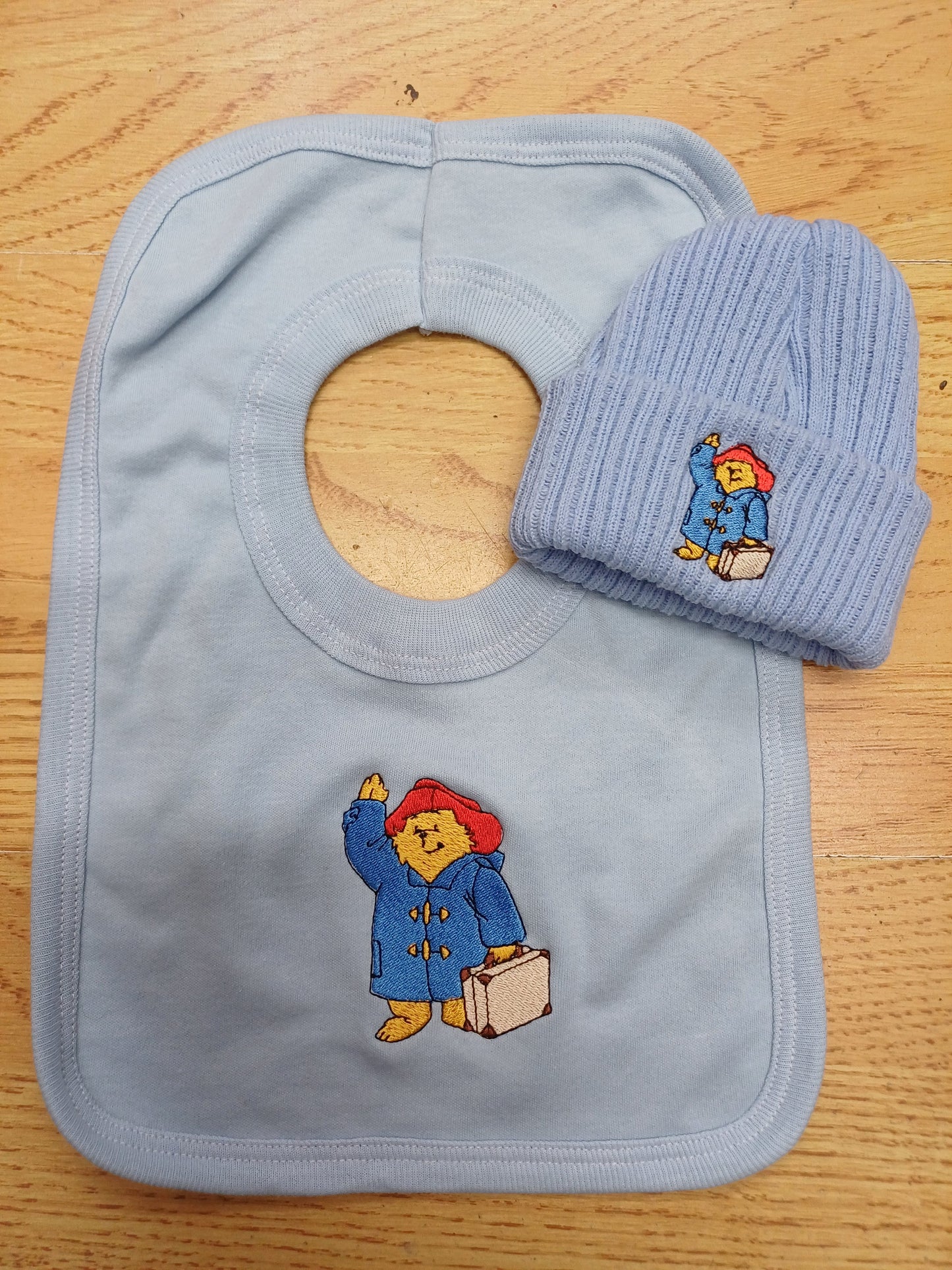 Babys bib and knitted beanie hat set embroidered with bear design