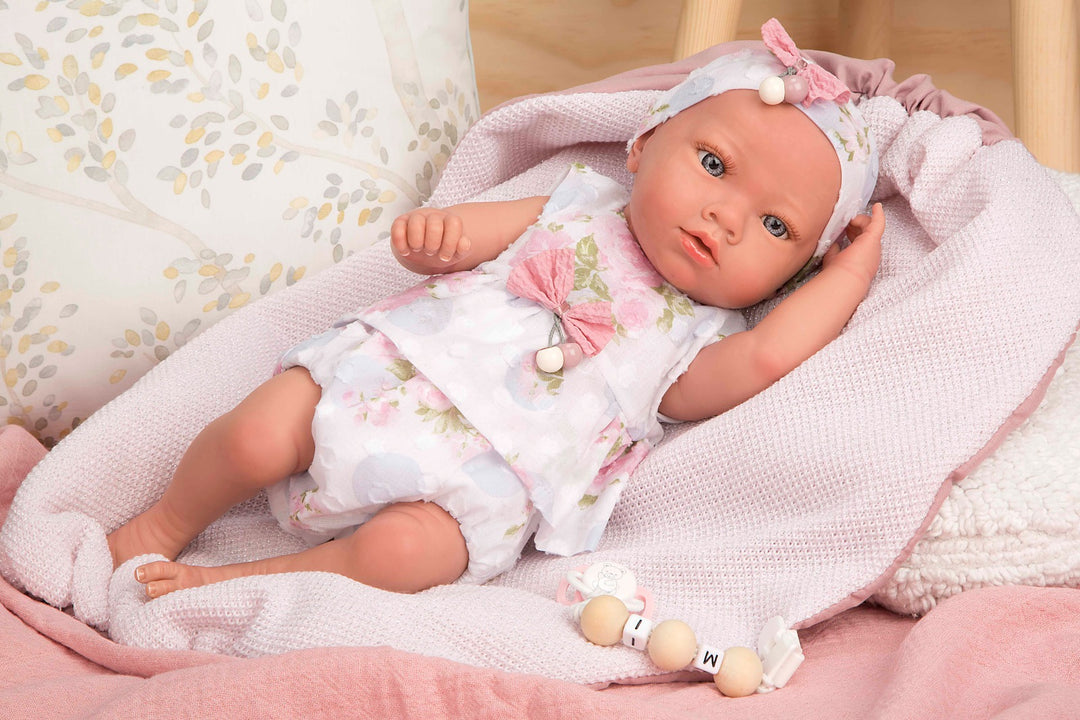 Spanish reborn doll comes with blanket dummy and nappy