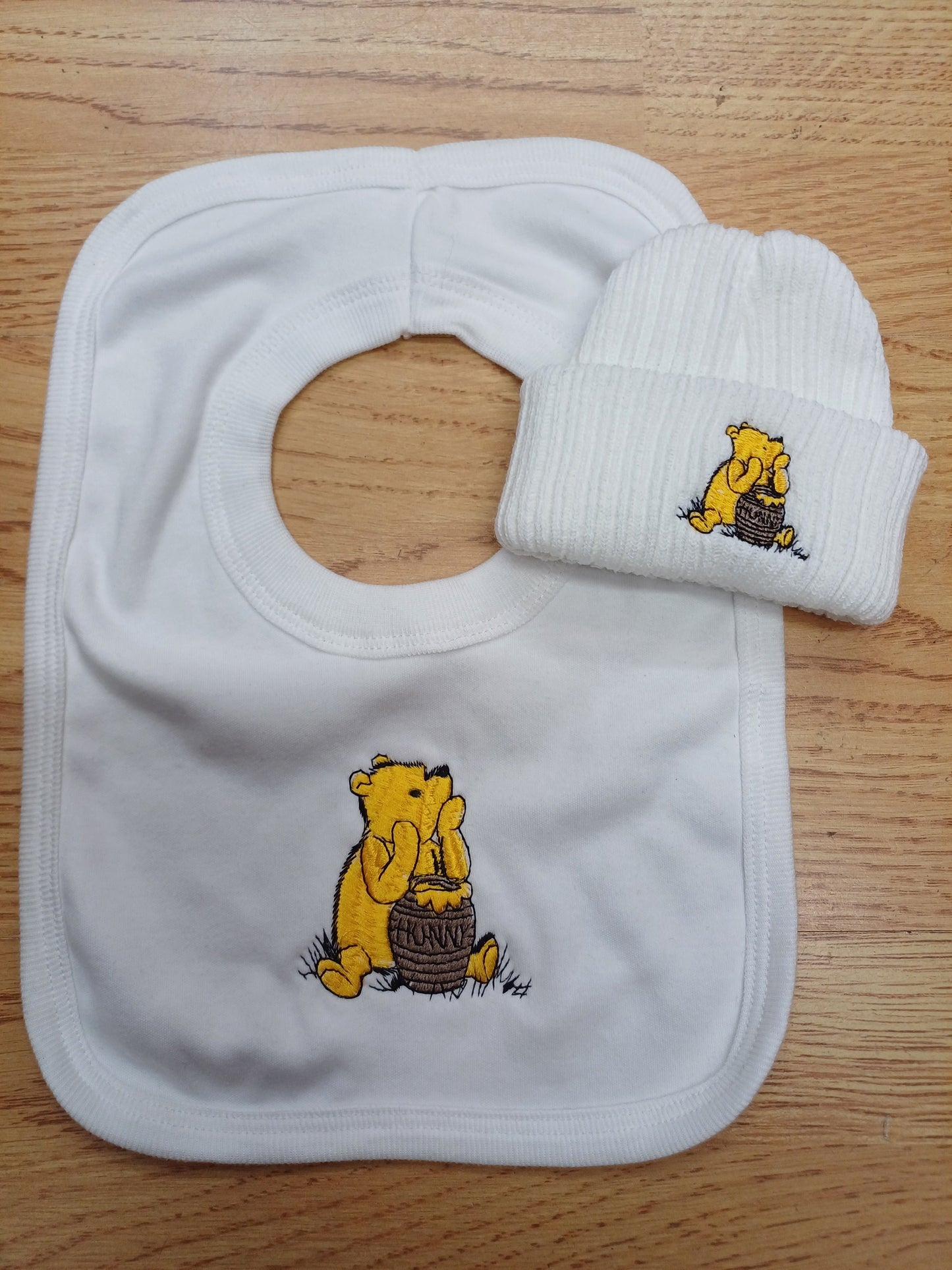 Baby Boys or girls 100% soft cotton bib and comes with a knitted  hat embroidered with honey bear size newborn