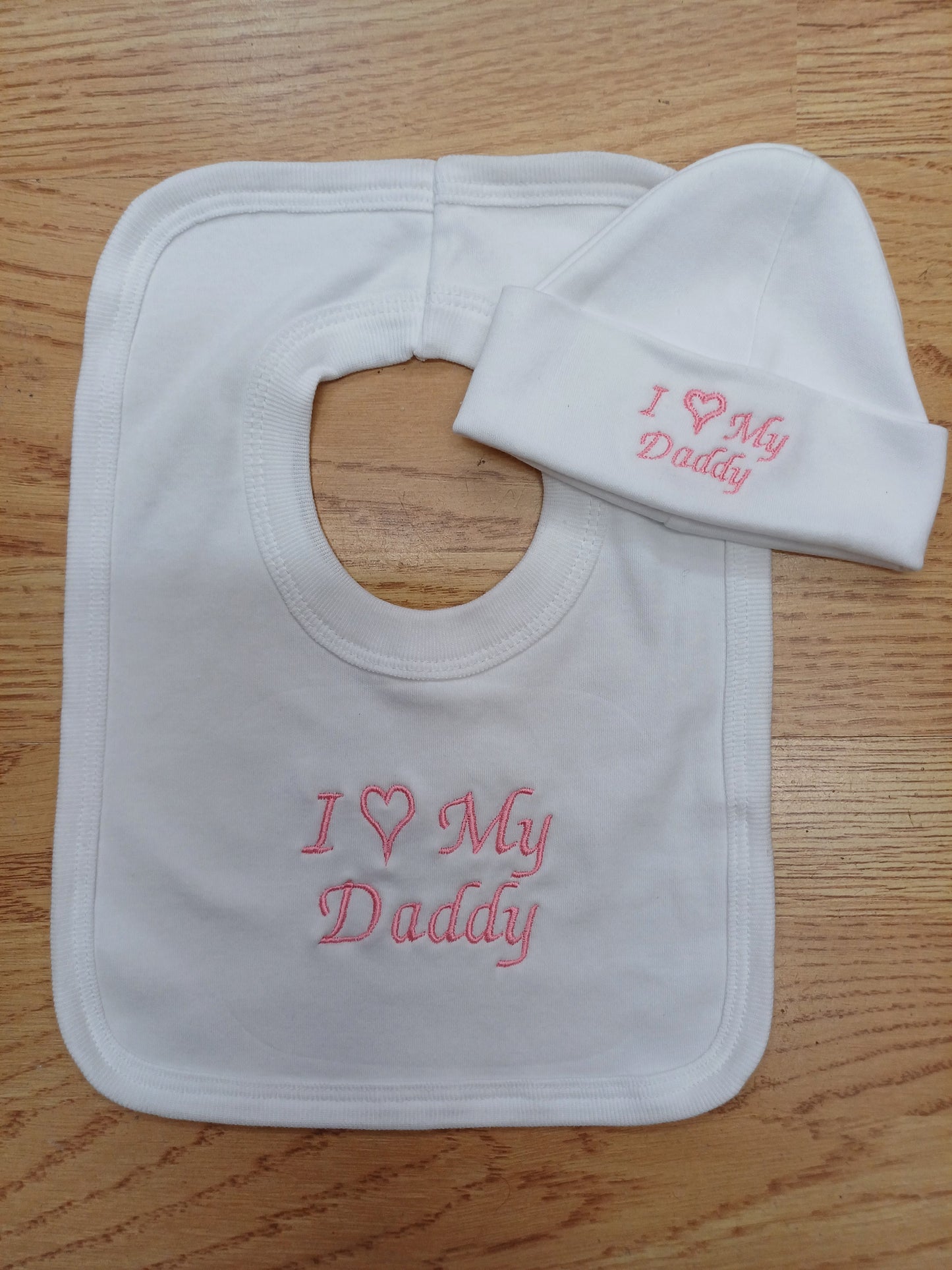 Baby girls 100% soft cotton bib and hat set embroidered with I love my daddy colour white  / pink  size newborn