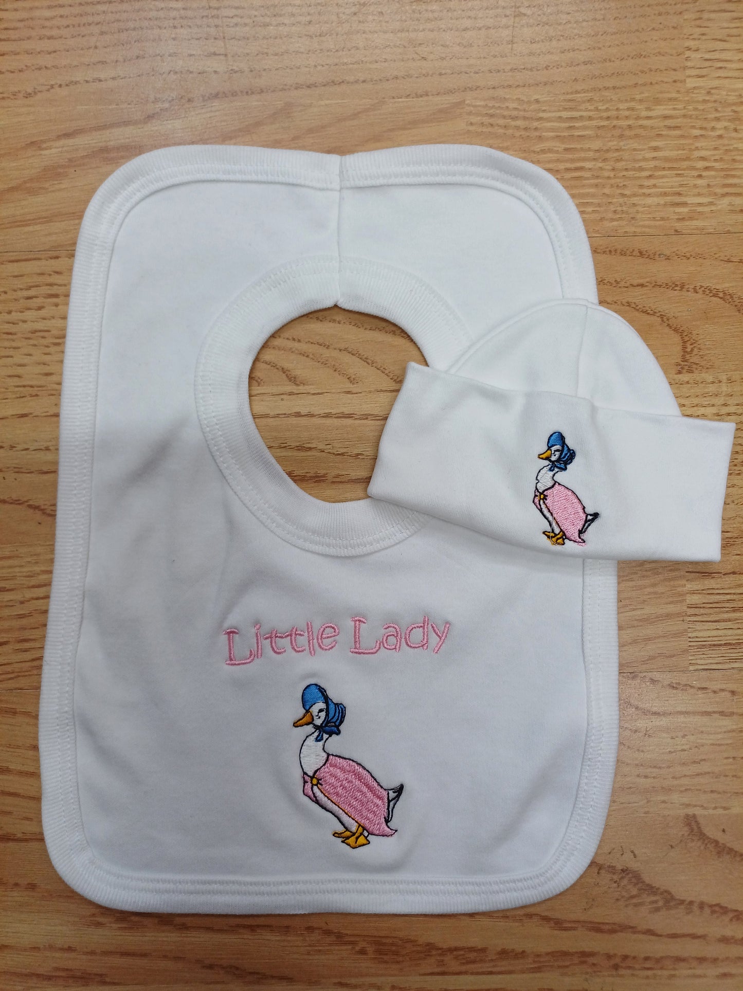 Baby girls 100% soft cotton bib and hat set embroidered with jemima puddle duck size newborn