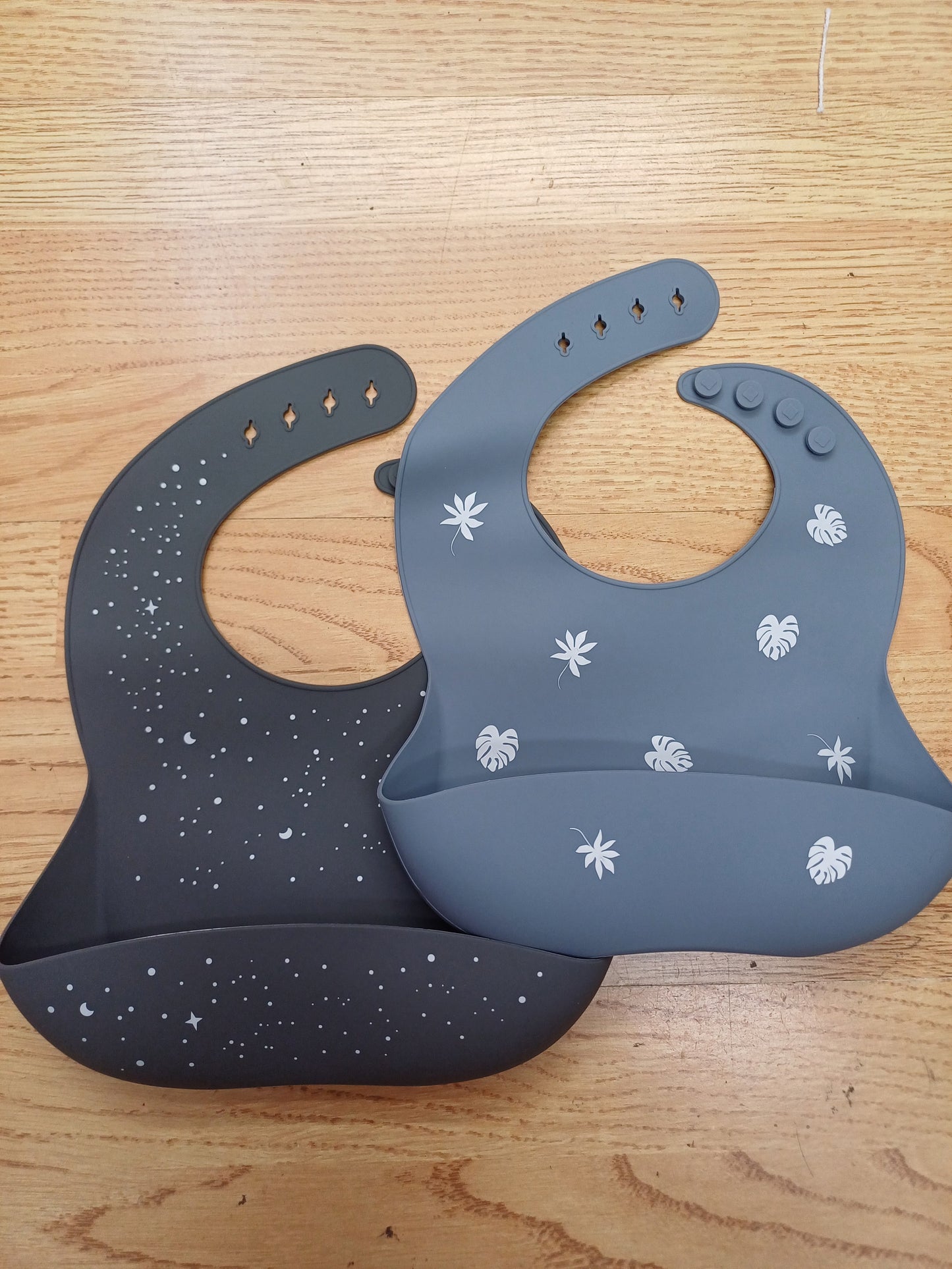 Moonkie baby silcone bibs a pack of 2 bibs feed your baby mess free