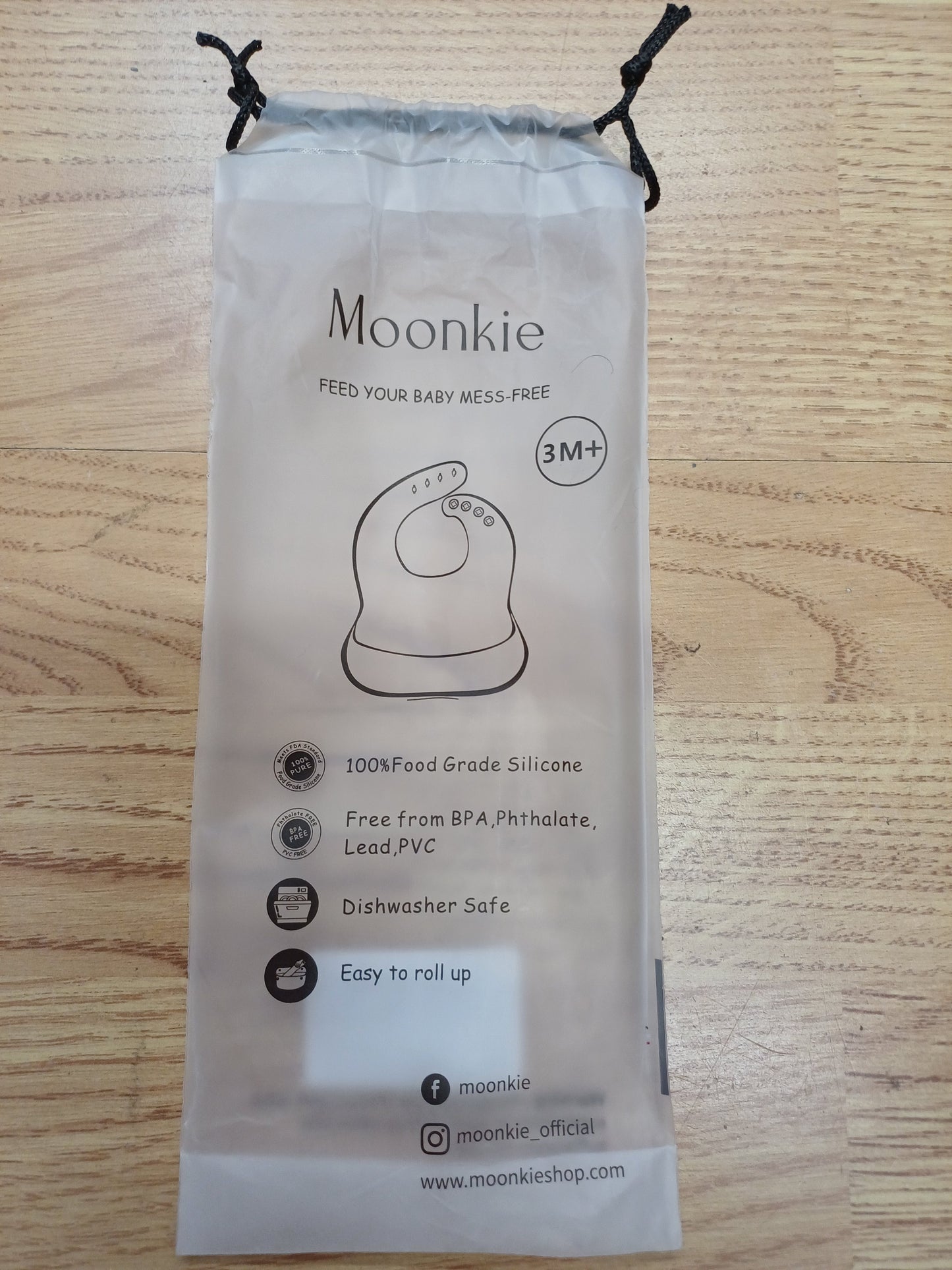 Moonkie baby silcone bibs a pack of 2 bibs feed your baby mess free