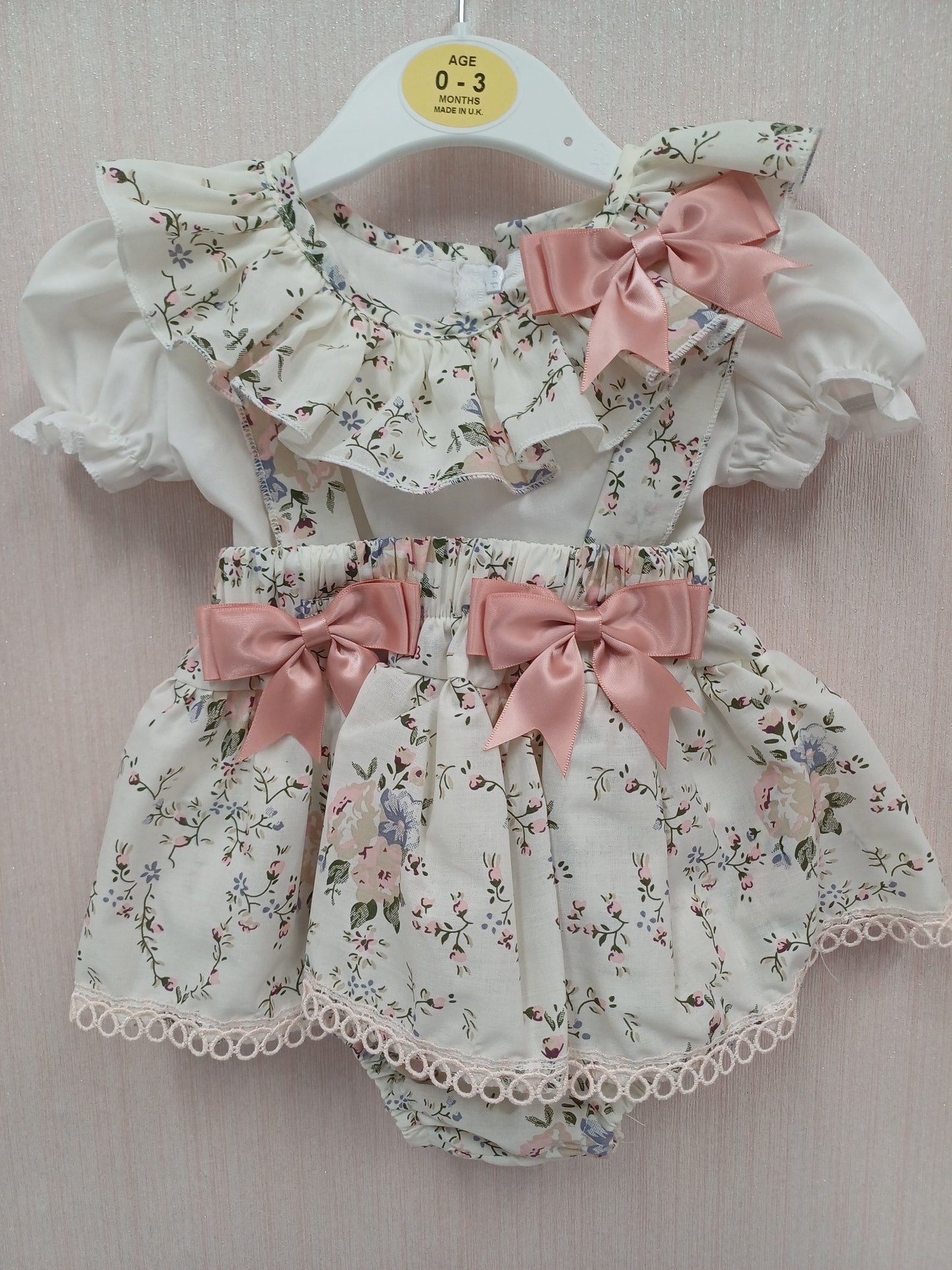 Girls pretty 2 piece set skirt and blouse with bows