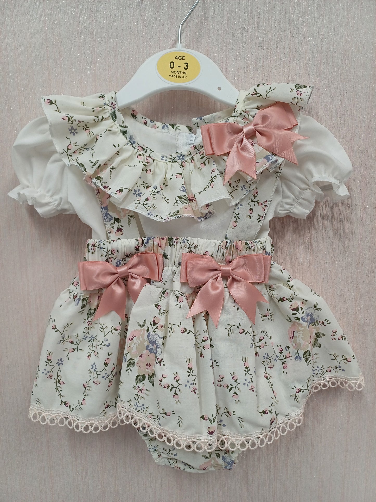 Girls pretty 2 piece set skirt and blouse with bows