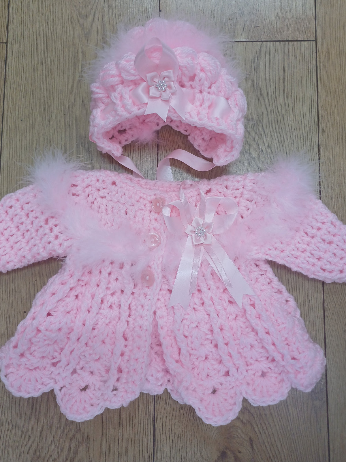 Baby  girls  handmade crochet pretty cardigan and bonnet set with bows and malibu fur trim