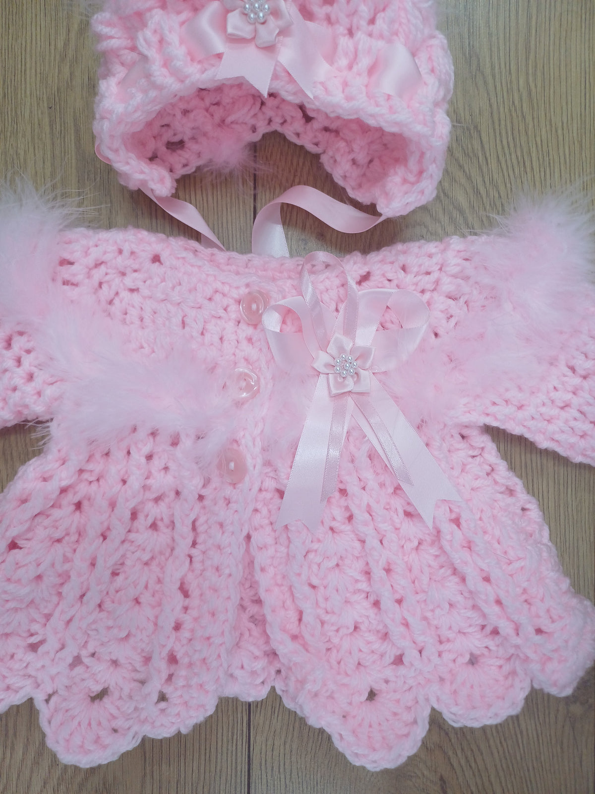 Baby  girls  handmade crochet pretty cardigan and bonnet set with bows and malibu fur trim