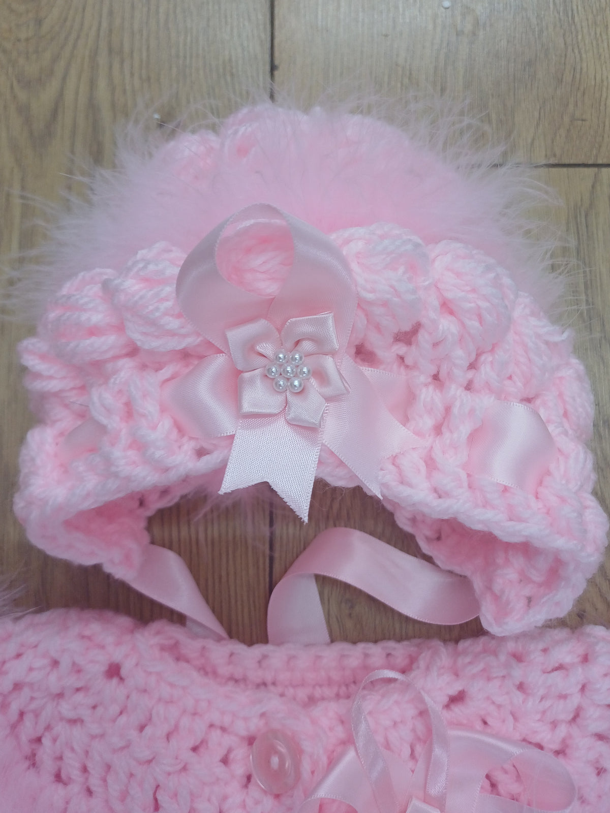 Baby  girls  handmade crochet pretty cardigan and bonnet set with bows and malibu fur trim