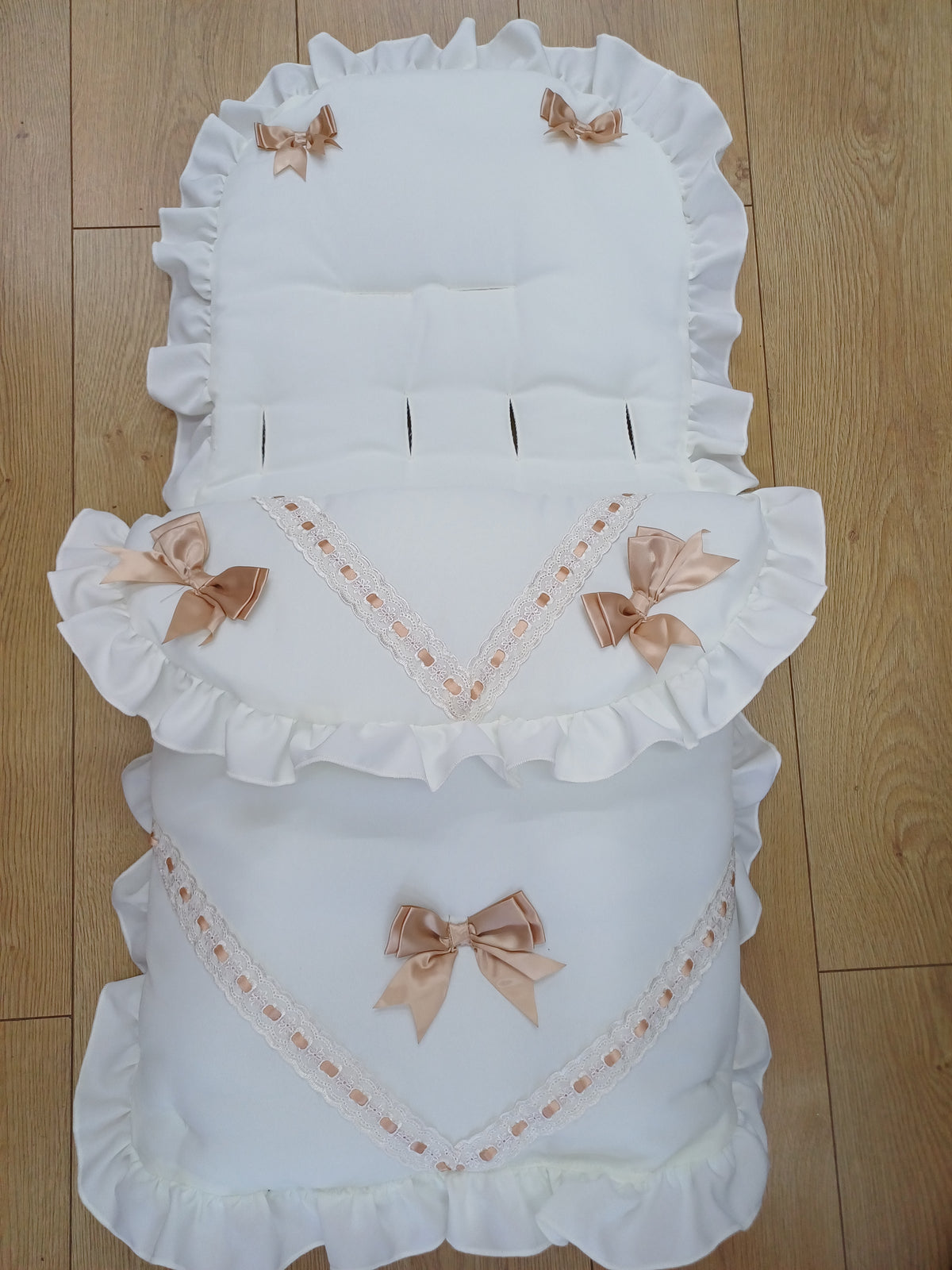 Babys unisex  unisex universal fit pram cosytoes footmuff pram set with bows colour  cream  / beige