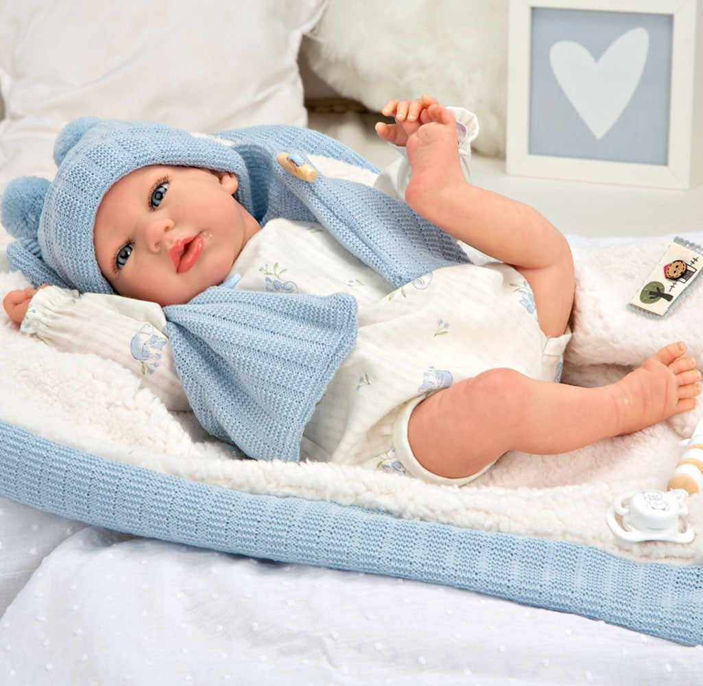 Spanish reborn doll comes with blanket  dummy. And nappy