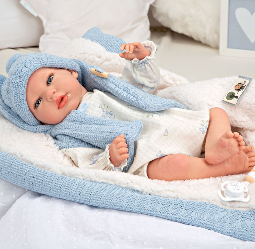 Spanish reborn doll comes with blanket  dummy. And nappy