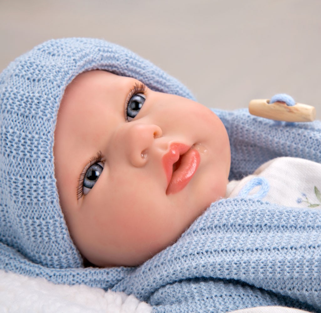 Spanish reborn doll comes with blanket  dummy. And nappy